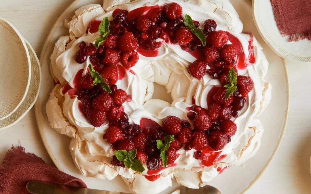 Holiday Berry Meringue Wreath: A Festive Treat to Try